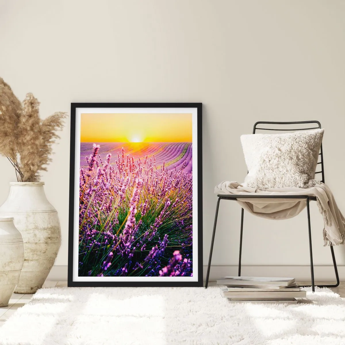 Plakát v černém rámu - Levandulové pole ozářené paprsky zapadajícího slunce - 50x70cm - Voňavý lán - Moderní nástěnná dekorace do obývacího pokoje a ložnice ARTTOR