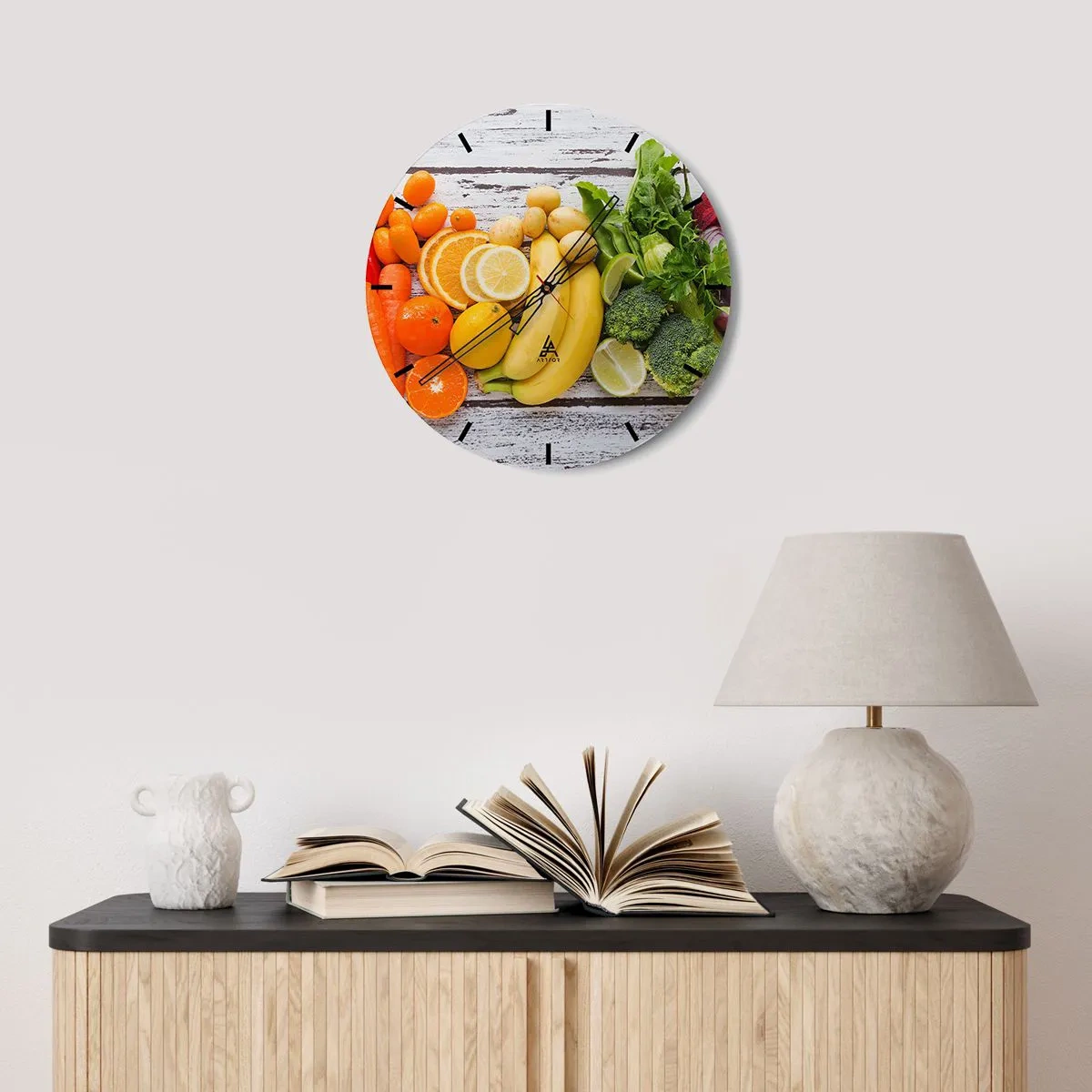 Nástěnné hodiny - Barevné ovoce a zelenina na dřevěném pozadí - 30x30cm - To nestačí? - Moderní nástěnná dekorace do obývacího pokoje, kuchyně a ložnice ARTTOR