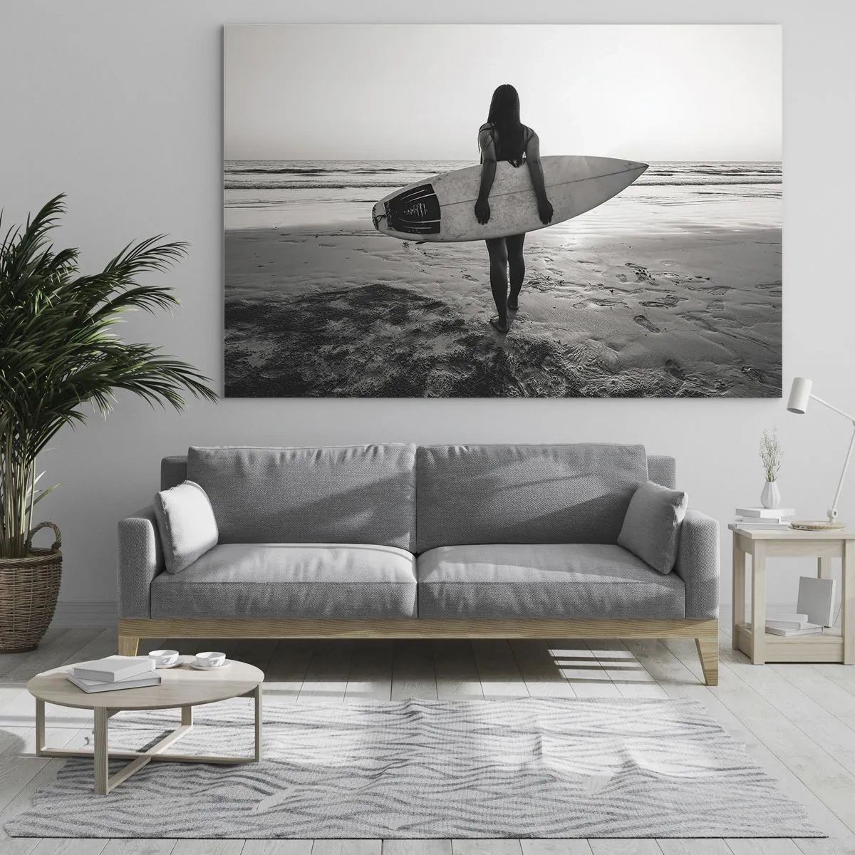 Obraz na skle - Žena s surfovacím prknem na pláži při východu slunce - 70x50cm - Dcera mořské vlny - Moderní nástěnná dekorace do obývacího pokoje a ložnice ARTTOR