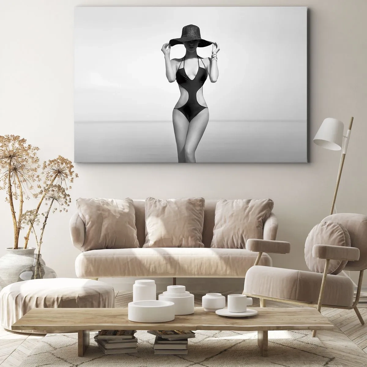 Obraz na plátně - Černá a bílá silueta ženy v klobouku na pozadí moře - 70x50cm - Jmenuji se: Elegance - Moderní nástěnná dekorace do obývacího pokoje a ložnice ARTTOR