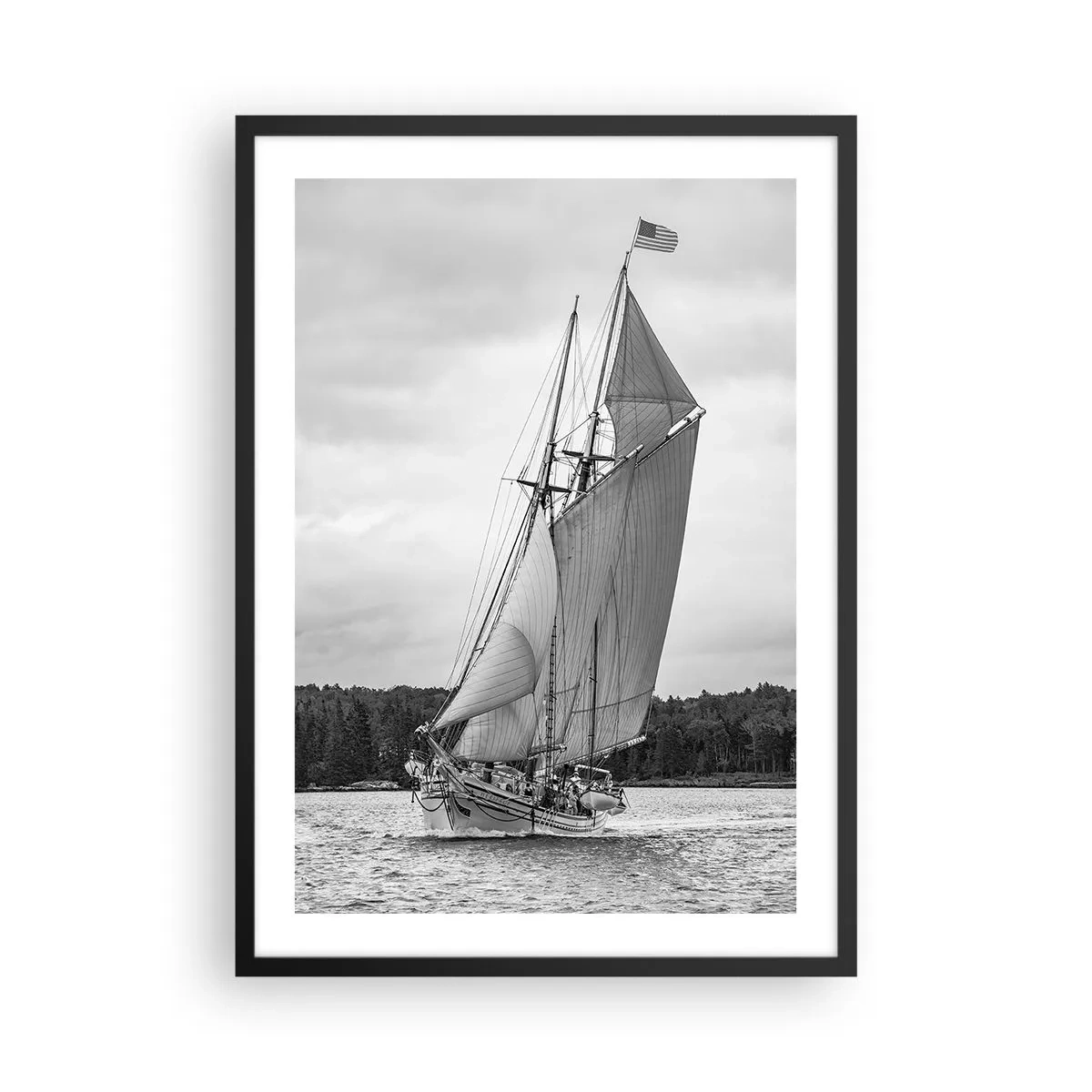Plakát v černém rámu - Plachetnice s velkými plachtami plující po moři v černé a bílé - 50x70cm - Bratři větru - Moderní nástěnná dekorace do obývacího pokoje a ložnice ARTTOR