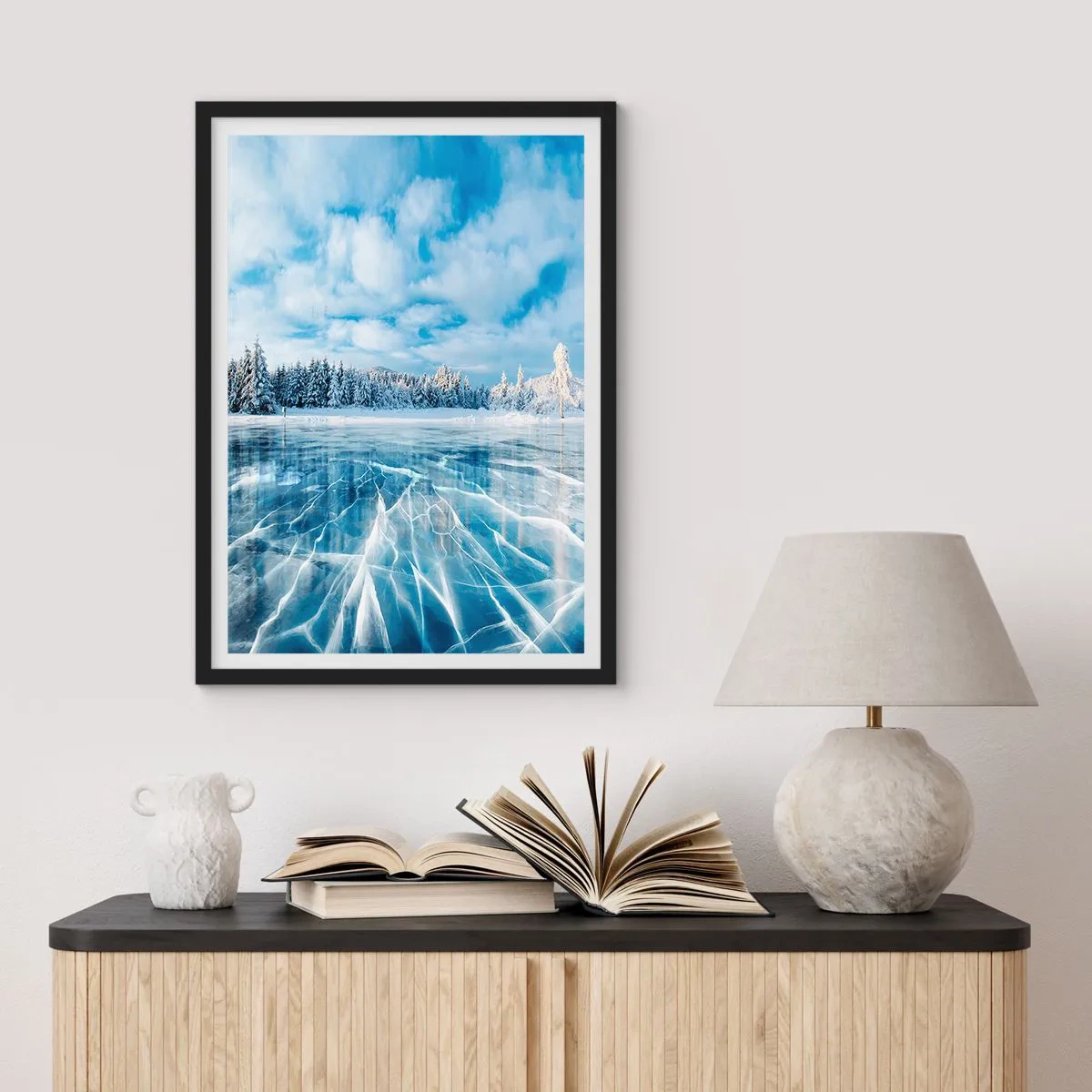 Plakát v černém rámu - Zamrzlé jezero v zimní krajině - 50x70cm - Oslnivý a krystalický pohled - Moderní nástěnná dekorace do obývacího pokoje a ložnice ARTTOR