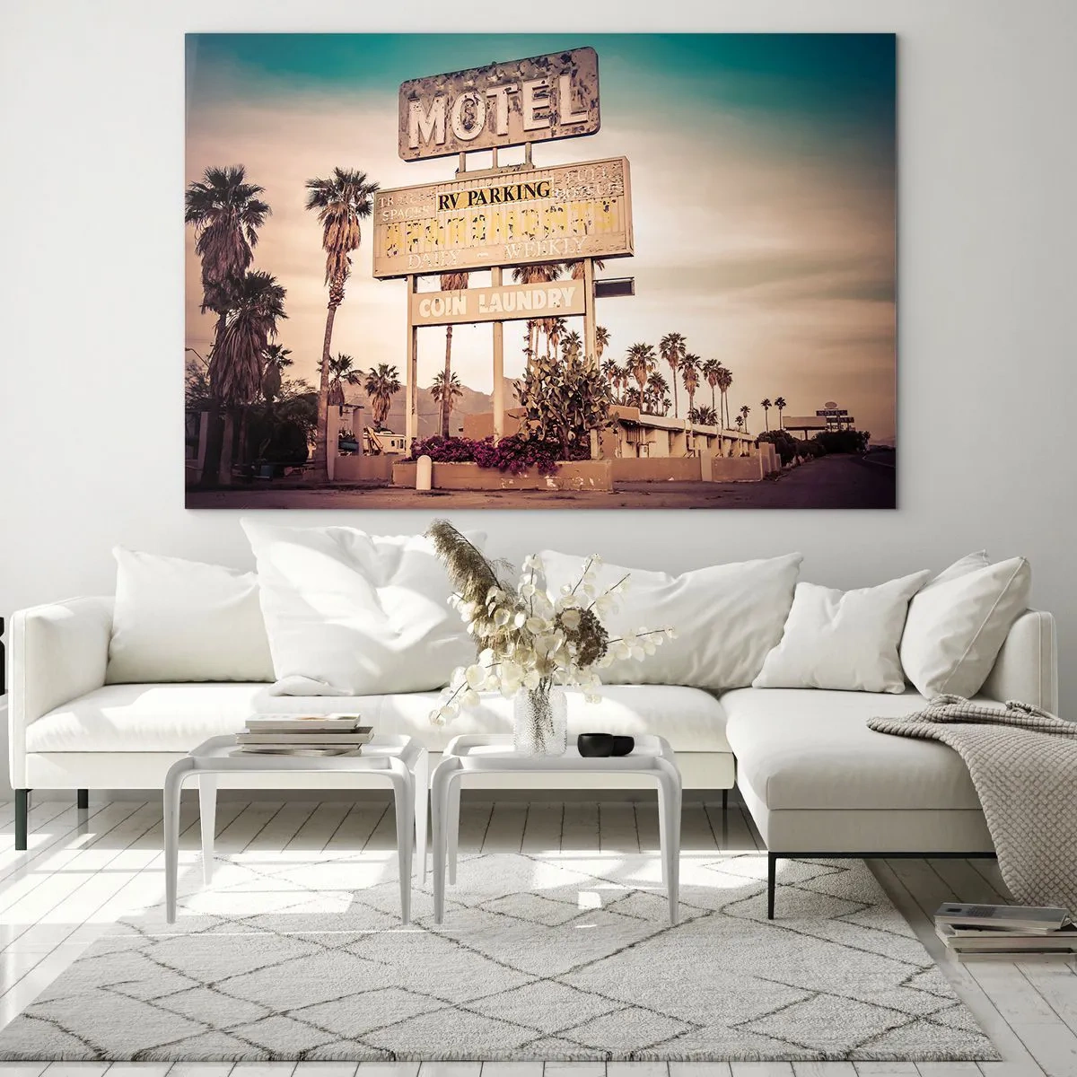 Obraz na skle - Stará cedule motelu obklopená palmami vytváří retro atmosféru - 70x50cm - Zde se zastavil čas - Moderní nástěnná dekorace do obývacího pokoje a ložnice ARTTOR