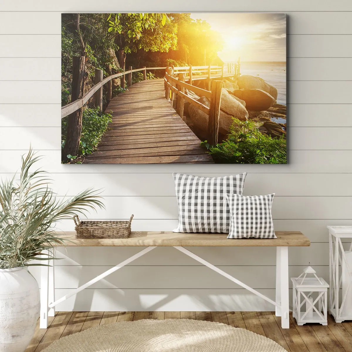 Obraz na plátně - Dřevěný most mezi zelení vedoucí k moři v paprscích slunce - 70x50cm - Další zatáčka, další zázraky - Moderní nástěnná dekorace do obývacího pokoje a ložnice ARTTOR