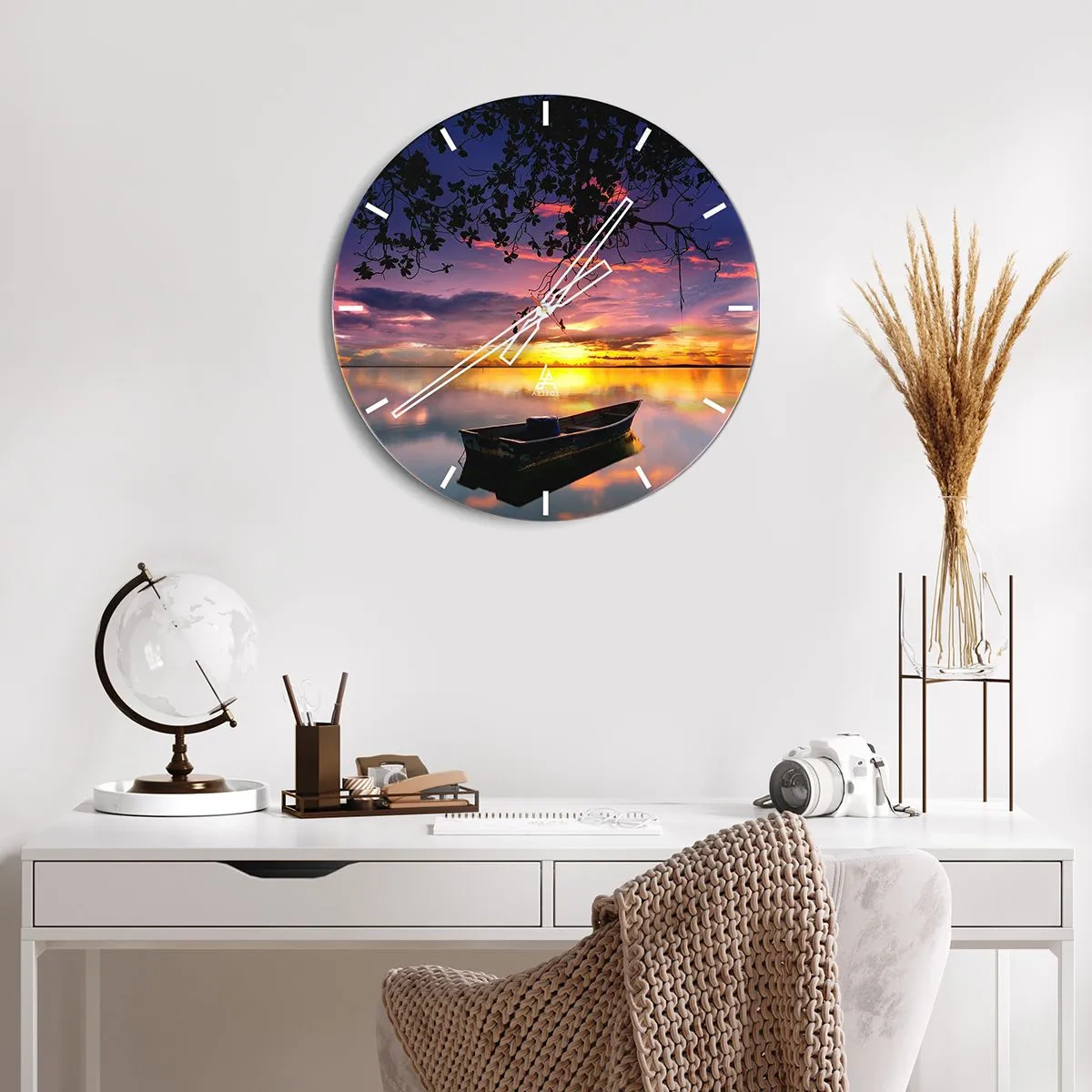 Nástěnné hodiny - Loď na jezeře ve světle zapadajícího slunce - 30x30cm - „Zdá se, že visíš uprostřed nebe…“ - Moderní nástěnná dekorace do obývacího pokoje, kuchyně a ložnice ARTTOR