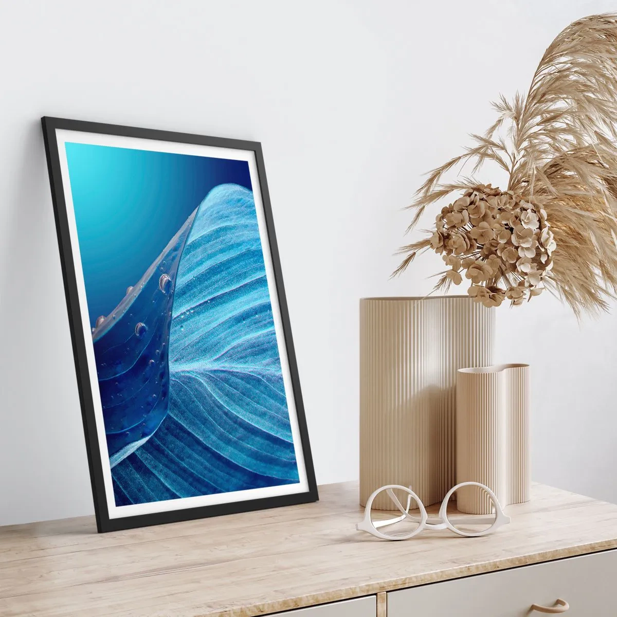 Plakát v černém rámu - List s kapkami vody v odstínech modré - 50x70cm - Skryté kapky modři - Moderní nástěnná dekorace do obývacího pokoje a ložnice ARTTOR