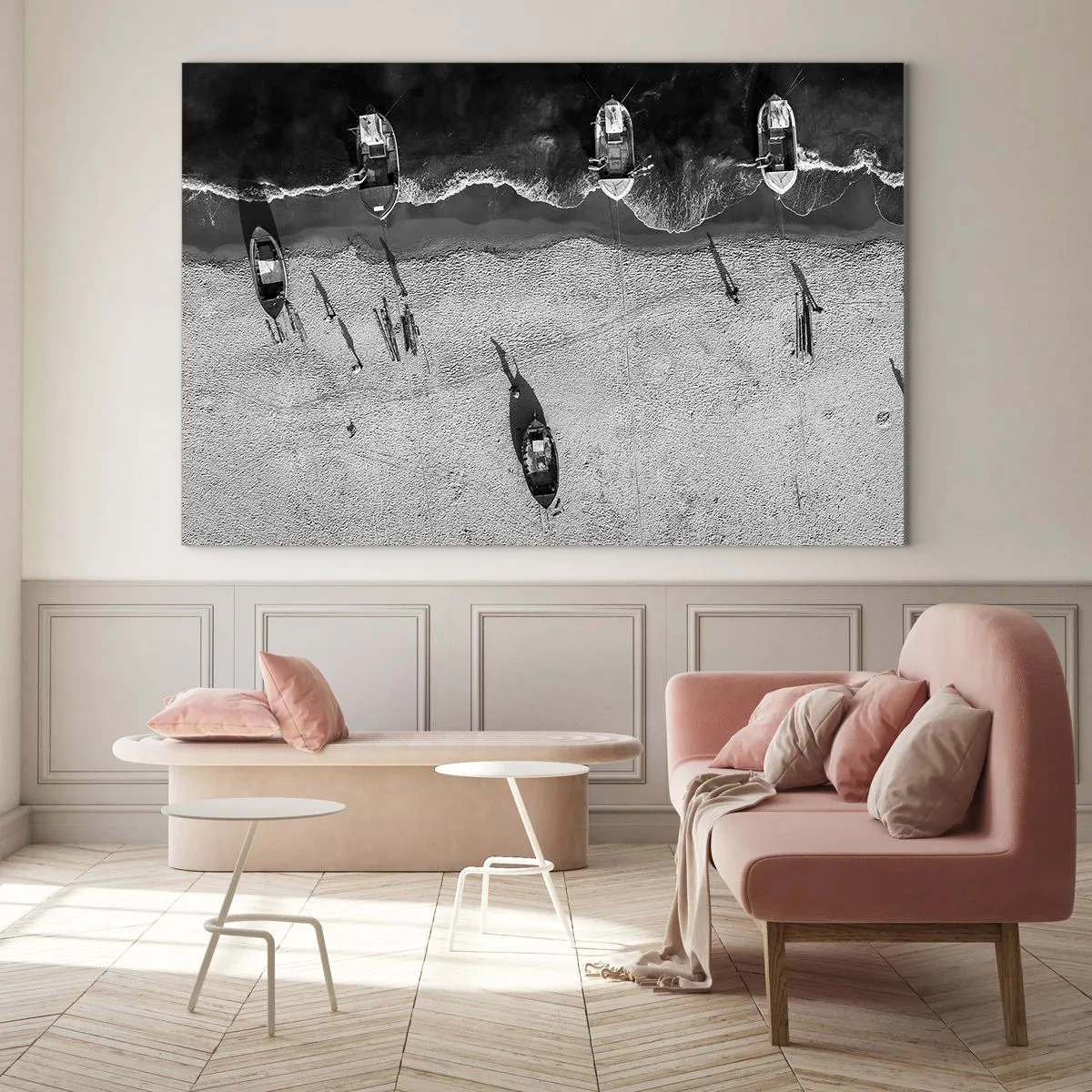 Obraz na skle - Černobílé lodě a jejich stíny na písečné pláži při pohledu shora - 70x50cm - Ještě na břehu… - Moderní nástěnná dekorace do obývacího pokoje a ložnice ARTTOR