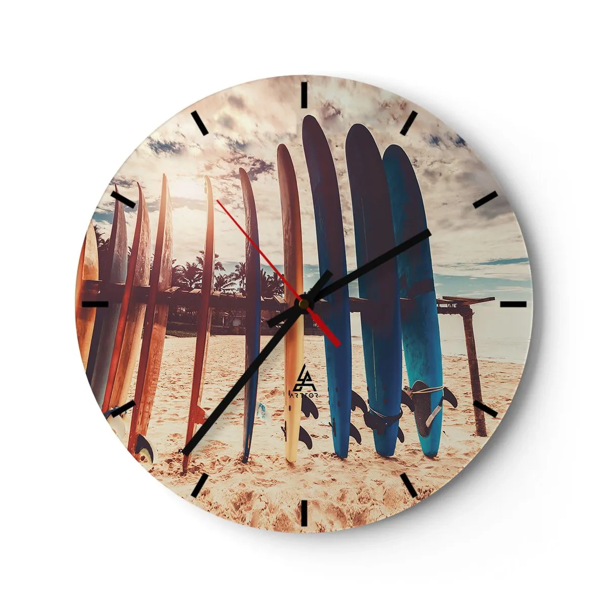 Nástěnné hodiny - Surfovací prkna seřazená na pláži při západu slunce - 30x30cm - Dobrou noc, nashle zítra. - Moderní nástěnná dekorace do obývacího pokoje, kuchyně a ložnice ARTTOR