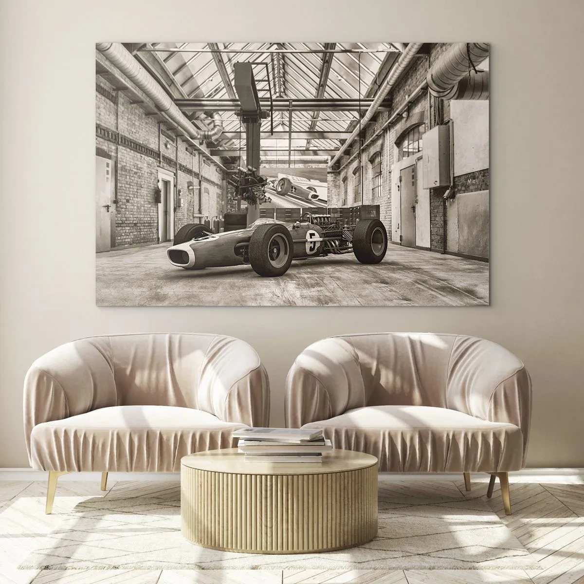 Obraz na skle - Veteránské závodní auto v průmyslové hale - 70x50cm - Odpočinek vítěze - Moderní nástěnná dekorace do obývacího pokoje a ložnice ARTTOR