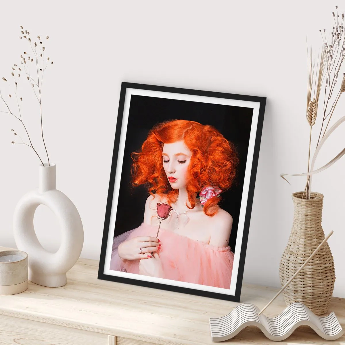 Plakát v černém rámu - Portrét zrzavé ženy s růží na černém pozadí - 50x70cm - V barokním stylu - Moderní nástěnná dekorace do obývacího pokoje a ložnice ARTTOR
