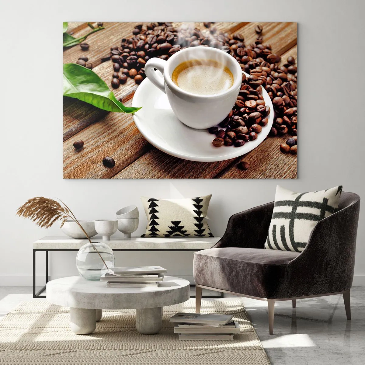 Obraz na skle - Šálek kávy obklopený kávovými zrny na dřevěném stole - 70x50cm - Káva na lavici - Moderní nástěnná dekorace do obývacího pokoje a ložnice ARTTOR