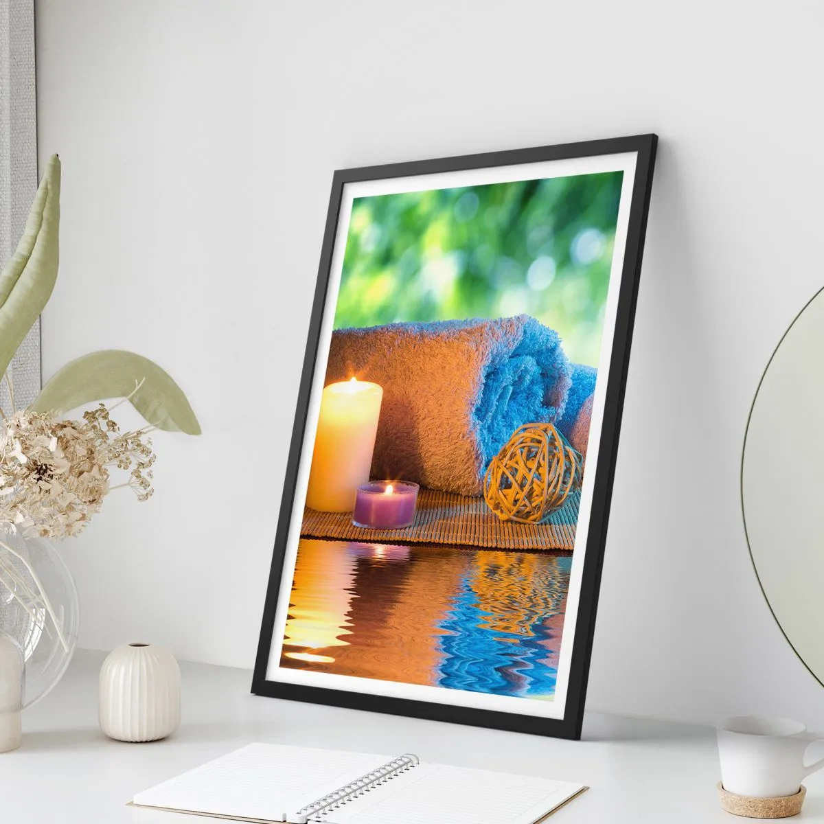 Plakát v černém rámu - Svíčky a ručník proti přírodní krajině - 50x70cm - Čas pro tělo - Moderní nástěnná dekorace do obývacího pokoje a ložnice ARTTOR