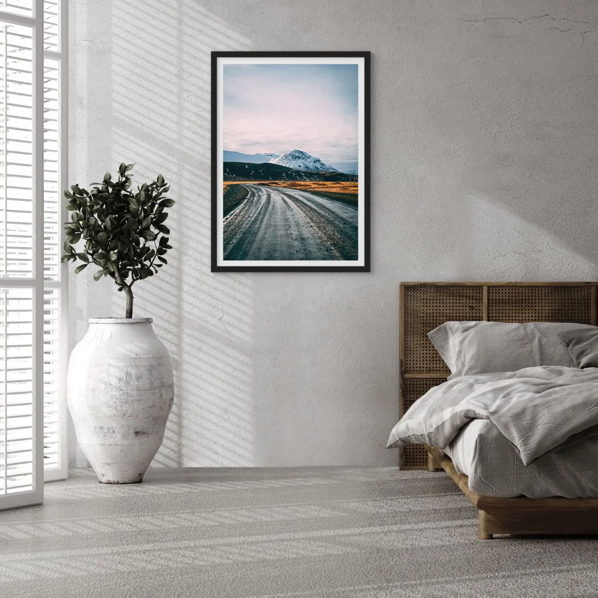 Plakát v černém rámu - Cesta vedoucí k zasněženým horám - 50x70cm - V islandském stylu - Moderní nástěnná dekorace do obývacího pokoje a ložnice ARTTOR