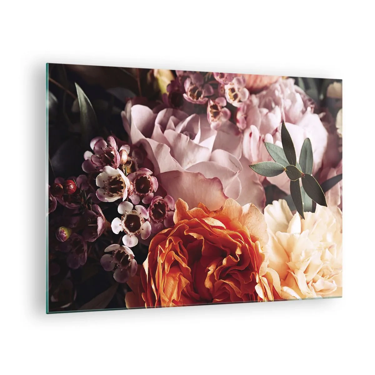Obraz na skle - Detailní záběr na kompozici růží, karafiátů a malých květin. - 70x50cm - Zabalené do krásy - Moderní nástěnná dekorace do obývacího pokoje a ložnice ARTTOR