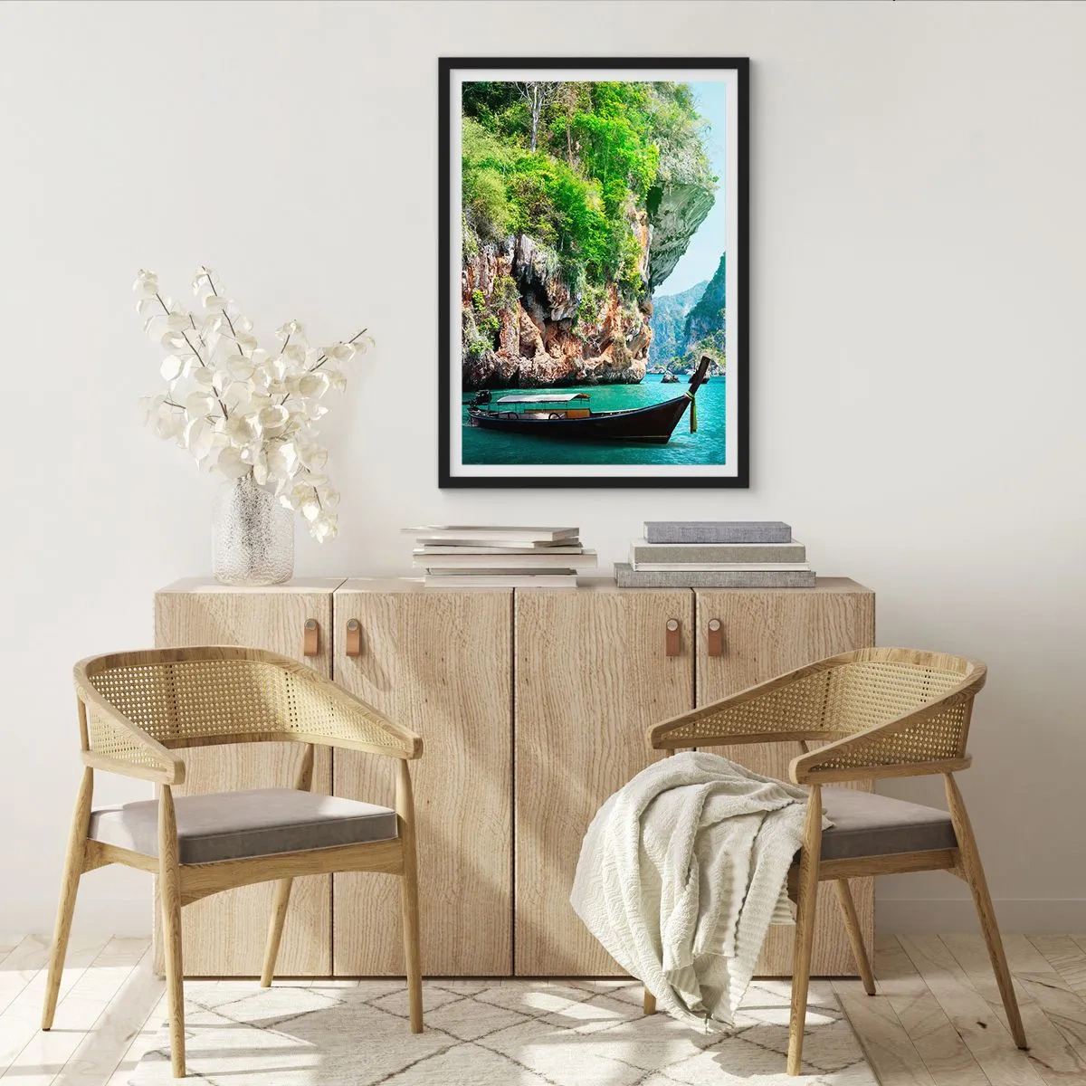 Plakát v černém rámu - Tradiční loď na pozadí malebných skal a zeleně - 50x70cm - Pozvánka na exotickou cestu - Moderní nástěnná dekorace do obývacího pokoje a ložnice ARTTOR