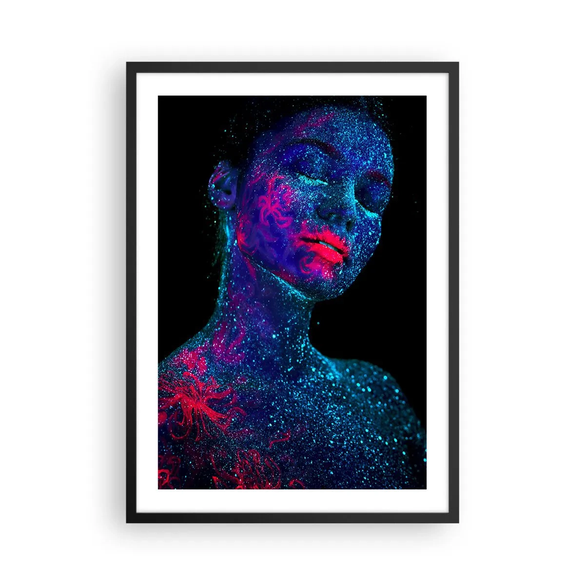 Plakát v černém rámu - Žena pokrytá fluorescenčním pylem pod UV světlem. - 50x70cm - V hvězdném prachu - Moderní nástěnná dekorace do obývacího pokoje a ložnice ARTTOR