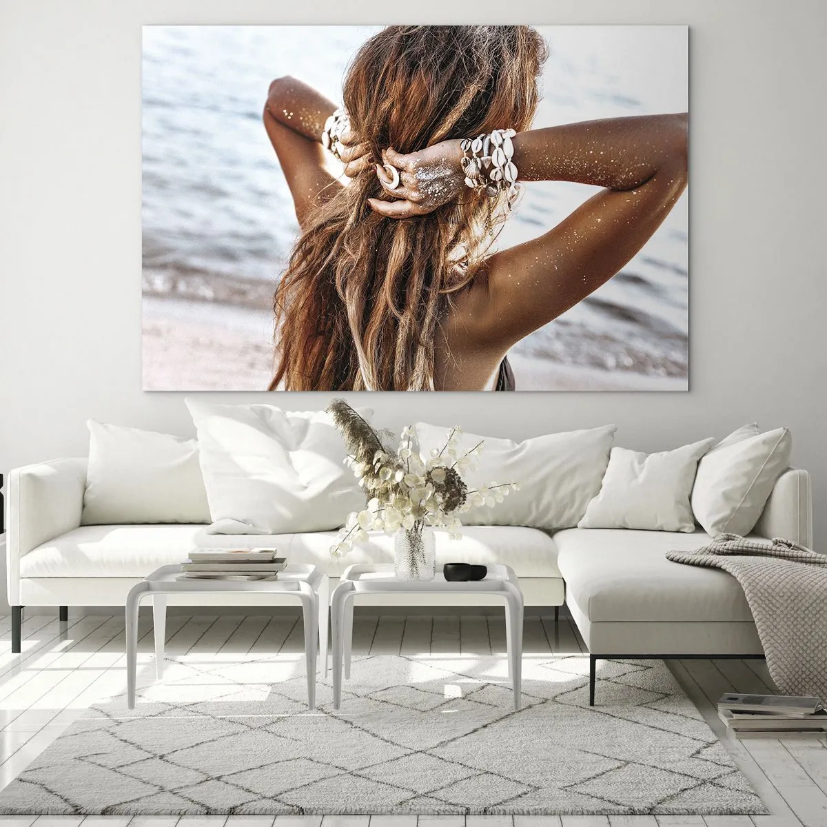 Obraz na skle - Žena s dlouhými vlasy na pláži, obklopená mušlemi a pískem. - 70x50cm - Sestra vody a slunce - Moderní nástěnná dekorace do obývacího pokoje a ložnice ARTTOR