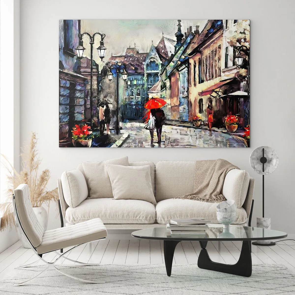 Obraz na skle - Pár pod červeným deštníkem procházející se malebnou ulicí - 70x50cm - Déšť pro dva - Moderní nástěnná dekorace do obývacího pokoje a ložnice ARTTOR