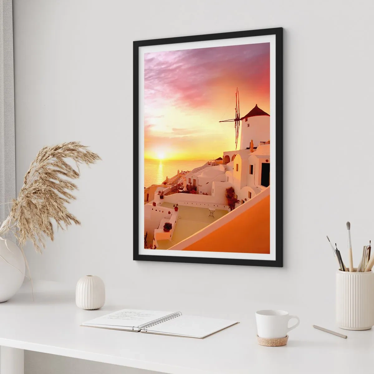 Plakát v černém rámu - Malebný západ slunce v řeckém městě - 50x70cm - Rozplynout se v bílé a zlaté - Moderní nástěnná dekorace do obývacího pokoje a ložnice ARTTOR
