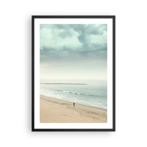Plakát v černém rámu - Osamělá postava kráčí podél pobřeží pod zataženou oblohou. - 50x70cm - Hledám klid - Moderní nástěnná dekorace do obývacího pokoje a ložnice ARTTOR