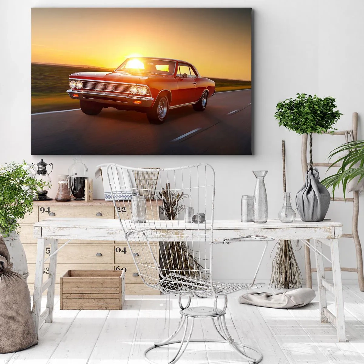 Obraz na plátně - Červené auto v zapadajícím slunci na otevřené silnici - 70x50cm - Touha má červenou barvu - Moderní nástěnná dekorace do obývacího pokoje a ložnice ARTTOR