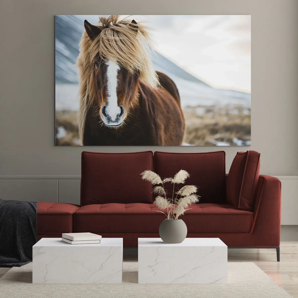 Obraz na skle - Kůň proti horské krajině v zimě - 70x50cm - Cítíš svobodu? - Moderní nástěnná dekorace do obývacího pokoje a ložnice ARTTOR