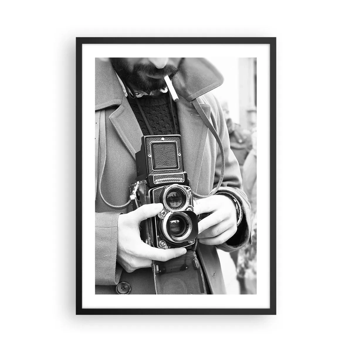 Plakát v černém rámu - Černobílý portrét muže s analogovým fotoaparátem - 50x70cm - V retro stylu - Moderní nástěnná dekorace do obývacího pokoje a ložnice ARTTOR