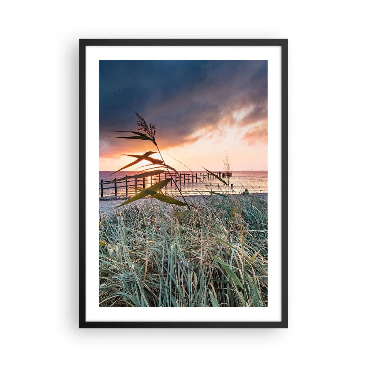 Plakát v černém rámu - Molo u moře obklopené trávou při západu slunce - 50x70cm - Neodváto větrem - Moderní nástěnná dekorace do obývacího pokoje a ložnice ARTTOR