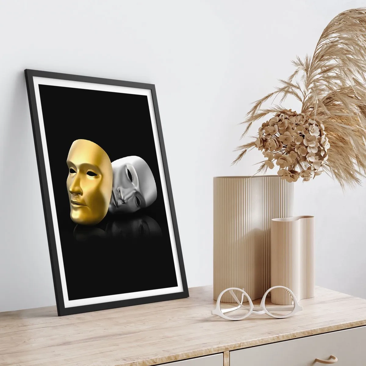 Plakát v černém rámu - Zlatá a stříbrná maska na černém pozadí - 50x70cm - Život je divadlo - Moderní nástěnná dekorace do obývacího pokoje a ložnice ARTTOR
