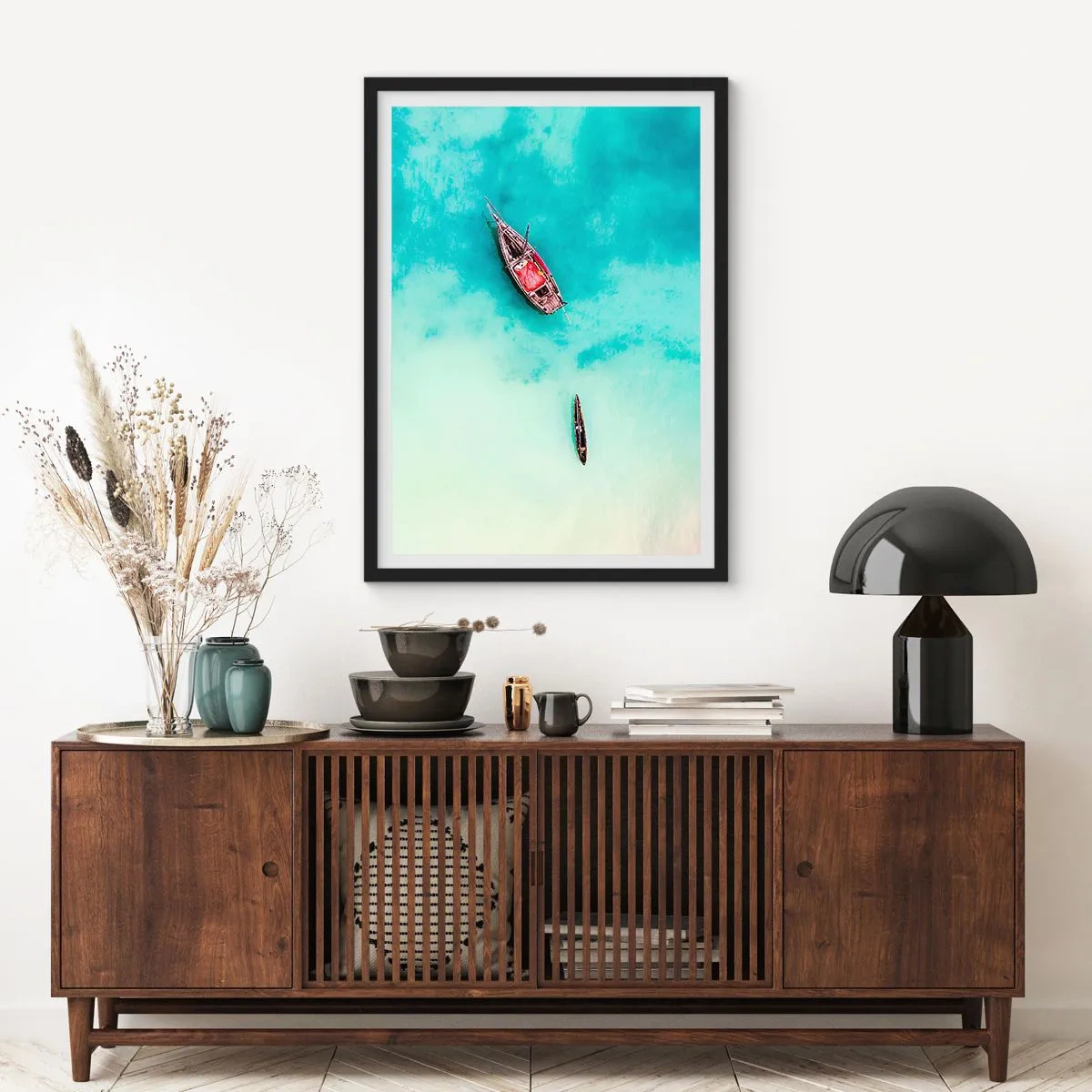 Plakát v černém rámu - Lodě na tyrkysové vodě z ptačí perspektivy - 50x70cm - Protože na plážích Zanzibaru, když je přebytek vody… - Moderní nástěnná dekorace do obývacího pokoje a ložnice ARTTOR