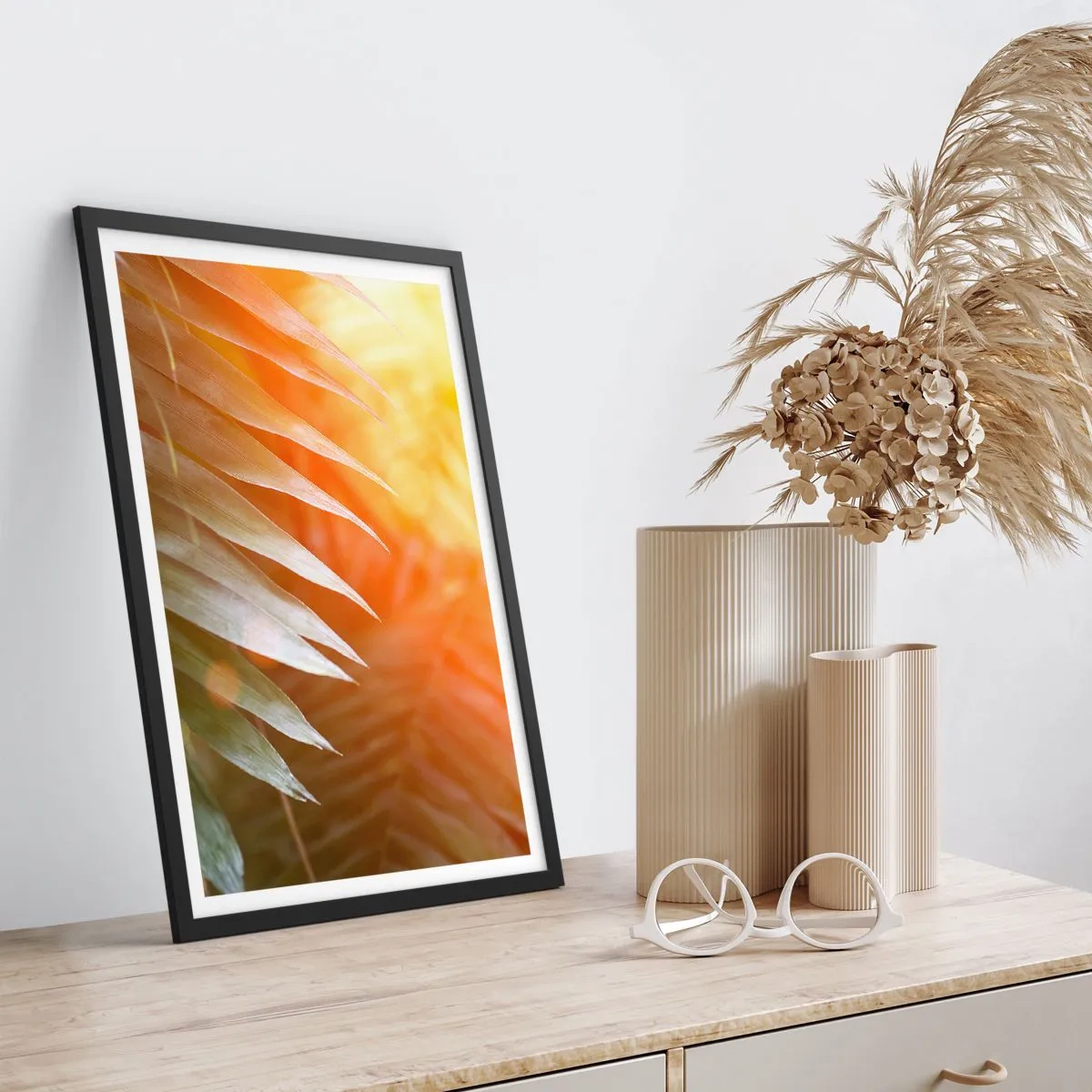 Plakát v černém rámu - Palmové listy ve světle zapadajícího slunce - 50x70cm - Ráno v džungli - Moderní nástěnná dekorace do obývacího pokoje a ložnice ARTTOR