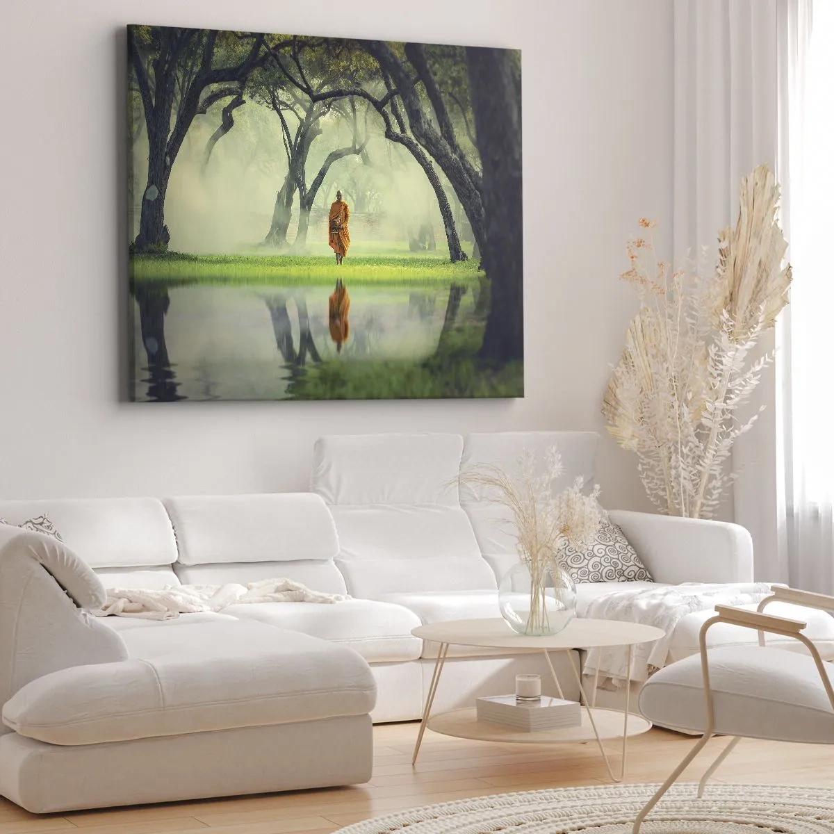 Obraz na plátně - Mnich v oranžovém rouchu v lese s mlhavým pozadím a odrazem ve vodě. - 70x50cm - Na cestě k osvícení - Moderní nástěnná dekorace do obývacího pokoje a ložnice ARTTOR