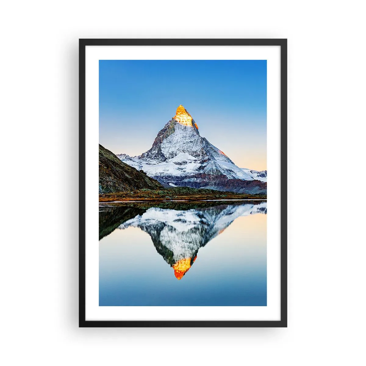 Plakát v černém rámu - Hora se zasněženým vrcholem odrážejícím se v jezeře - 50x70cm - Dva světy - Moderní nástěnná dekorace do obývacího pokoje a ložnice ARTTOR