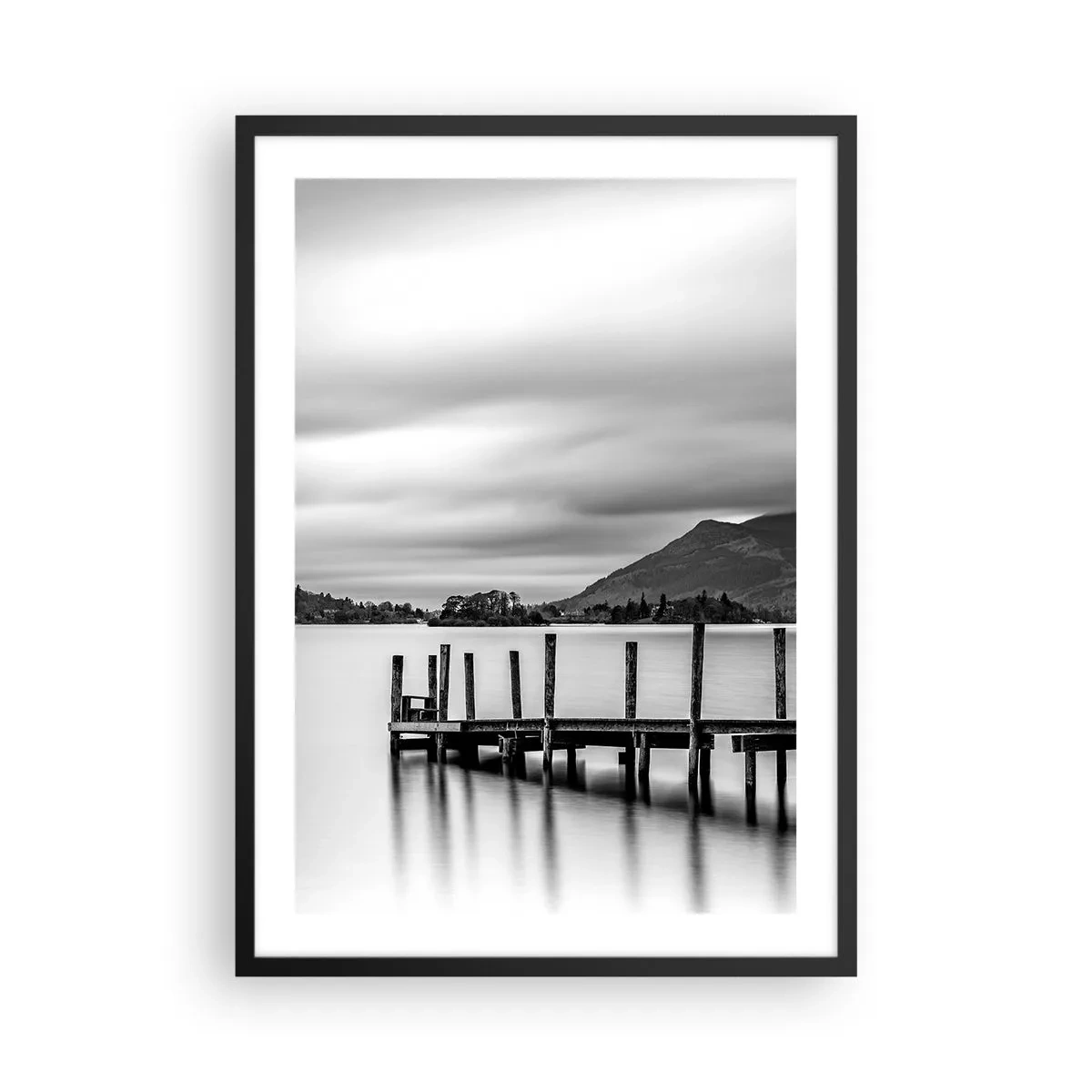 Plakát v černém rámu - Černobílá scéna s jezerem, molem a horami - 50x70cm - Jemnost a síla - Moderní nástěnná dekorace do obývacího pokoje a ložnice ARTTOR