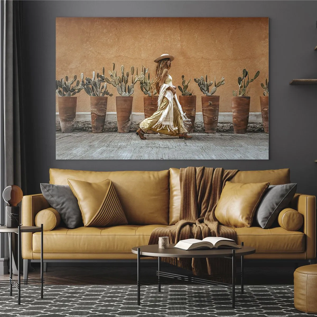 Obraz na skle - Žena v boho stylu prochází kolem květináčů s kaktusy. - 70x50cm - V hippie stylu - Moderní nástěnná dekorace do obývacího pokoje a ložnice ARTTOR