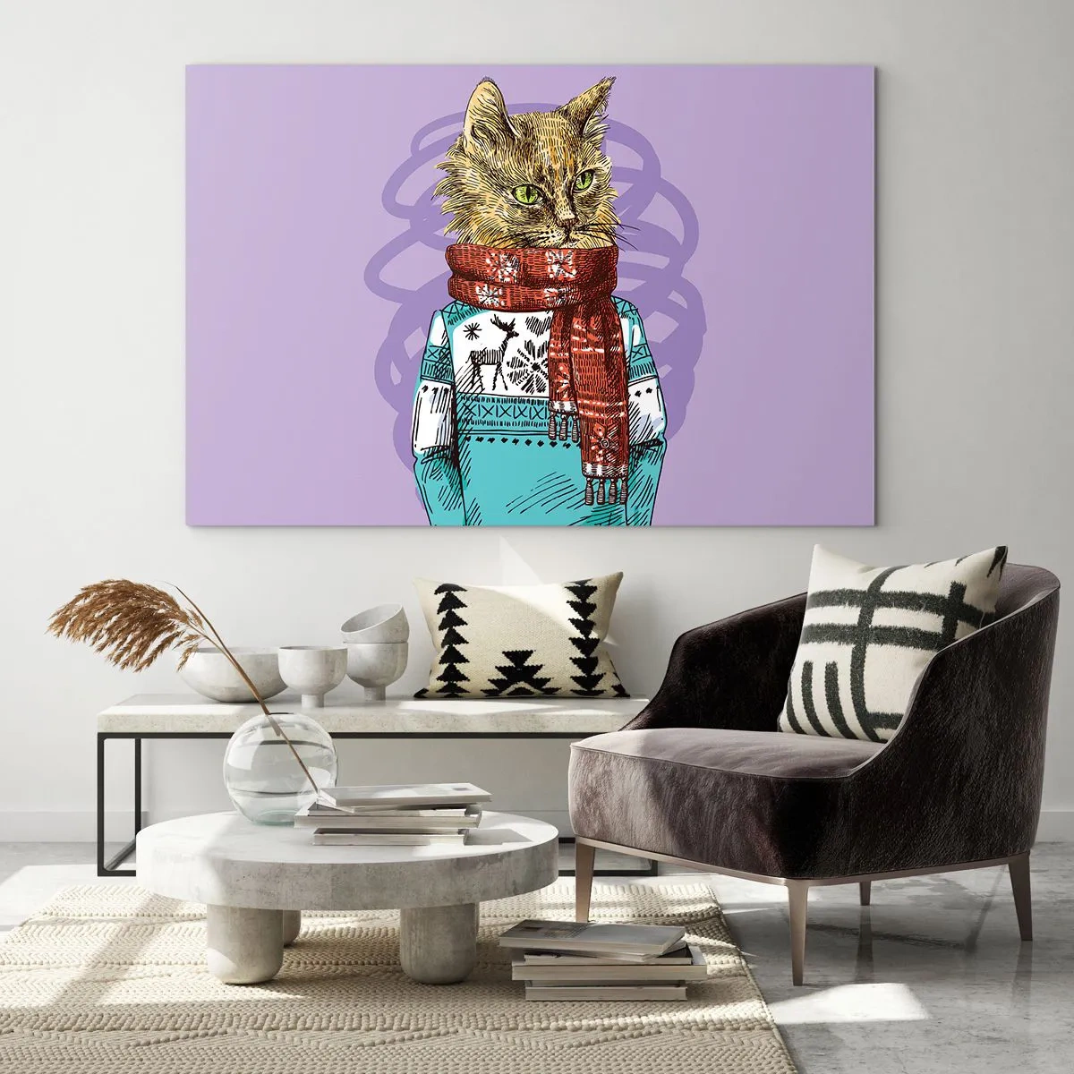 Obraz na skle - Kočka ve svetru a šálu na fialovém pozadí - 70x50cm - Kočka nejenom v botách - Moderní nástěnná dekorace do obývacího pokoje a ložnice ARTTOR