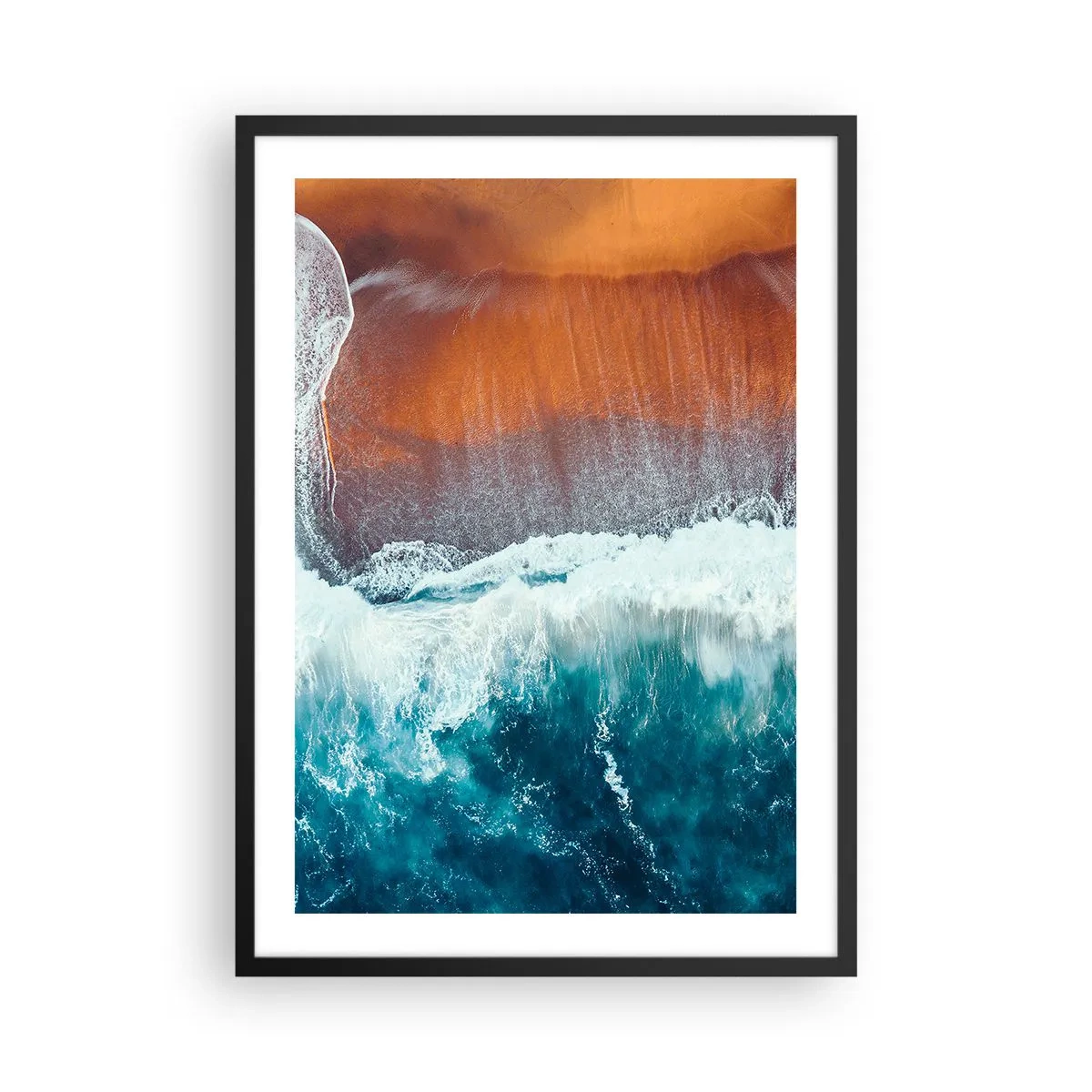 Plakát v černém rámu - Oceánské vlny narážející na břeh s teple zbarveným pískem - 50x70cm - Dotek oceánu - Moderní nástěnná dekorace do obývacího pokoje a ložnice ARTTOR