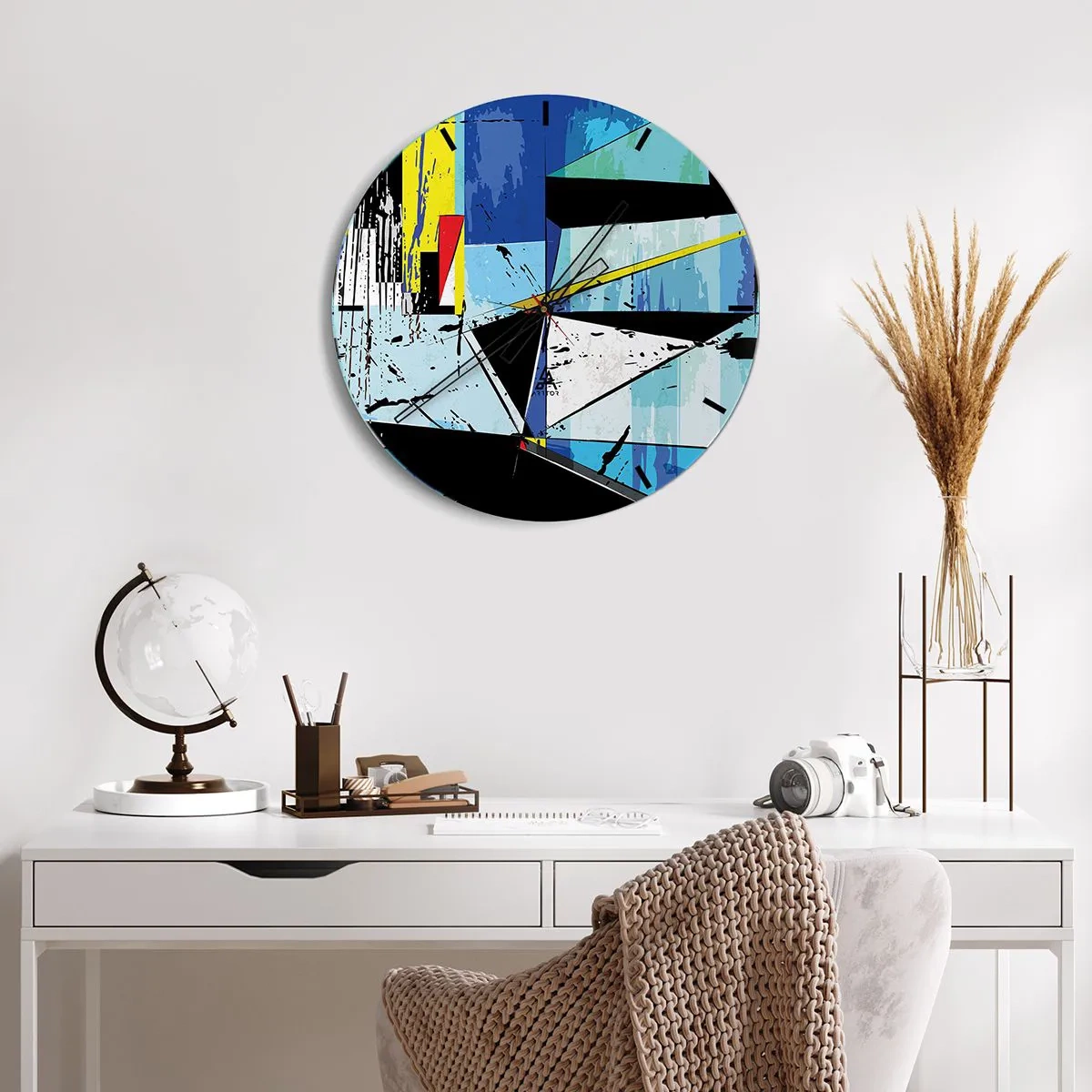 Nástěnné hodiny - Geometrická abstrakce v odstínech modré a černé - 30x30cm - Dívat se na svět z úhlu… - Moderní nástěnná dekorace do obývacího pokoje, kuchyně a ložnice ARTTOR