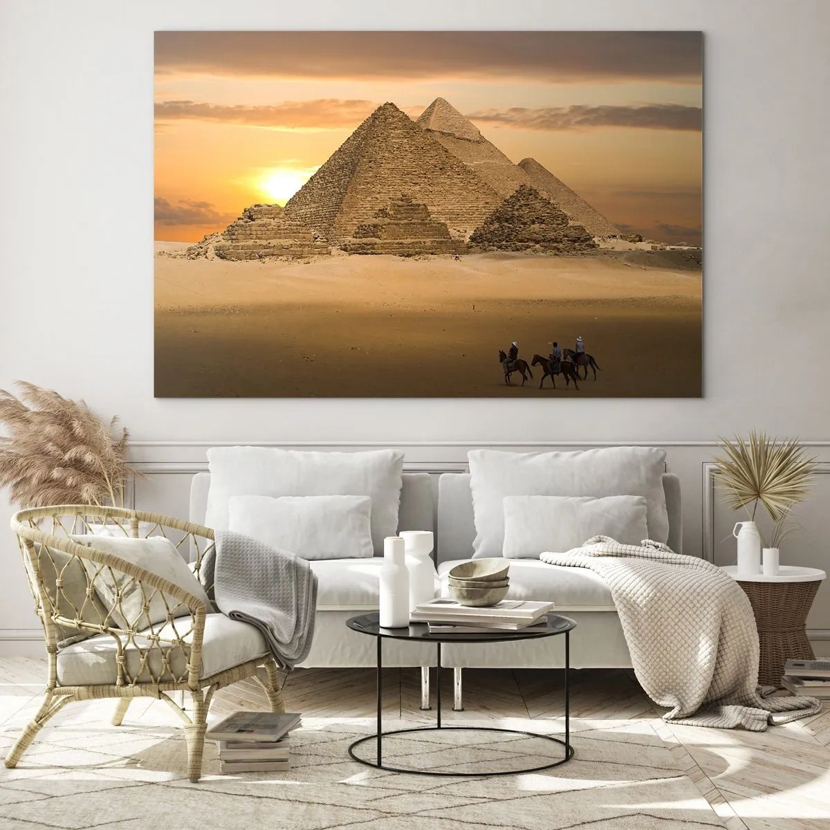 Obraz na skle - Pyramidy v Gíze při západu slunce s jezdci na koních - 70x50cm - Beze změn po tisíce let - Moderní nástěnná dekorace do obývacího pokoje a ložnice ARTTOR
