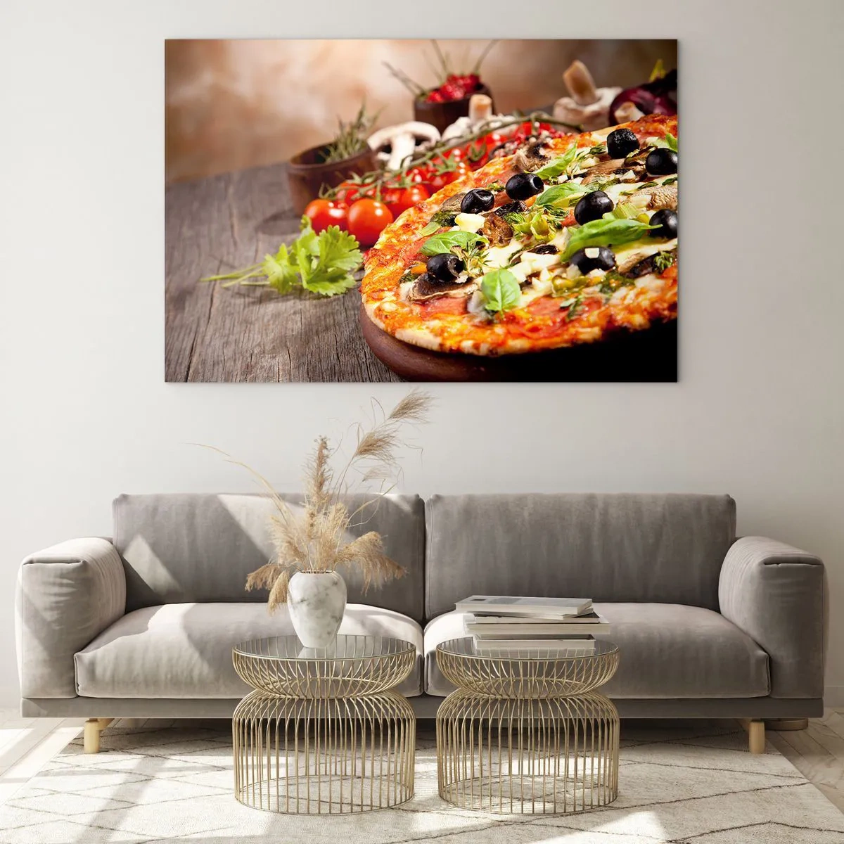 Obraz na skle - Pizza s olivami, houbami a čerstvými bylinkami na dřevěném stole - 70x50cm - Z telurických složek - Moderní nástěnná dekorace do obývacího pokoje a ložnice ARTTOR