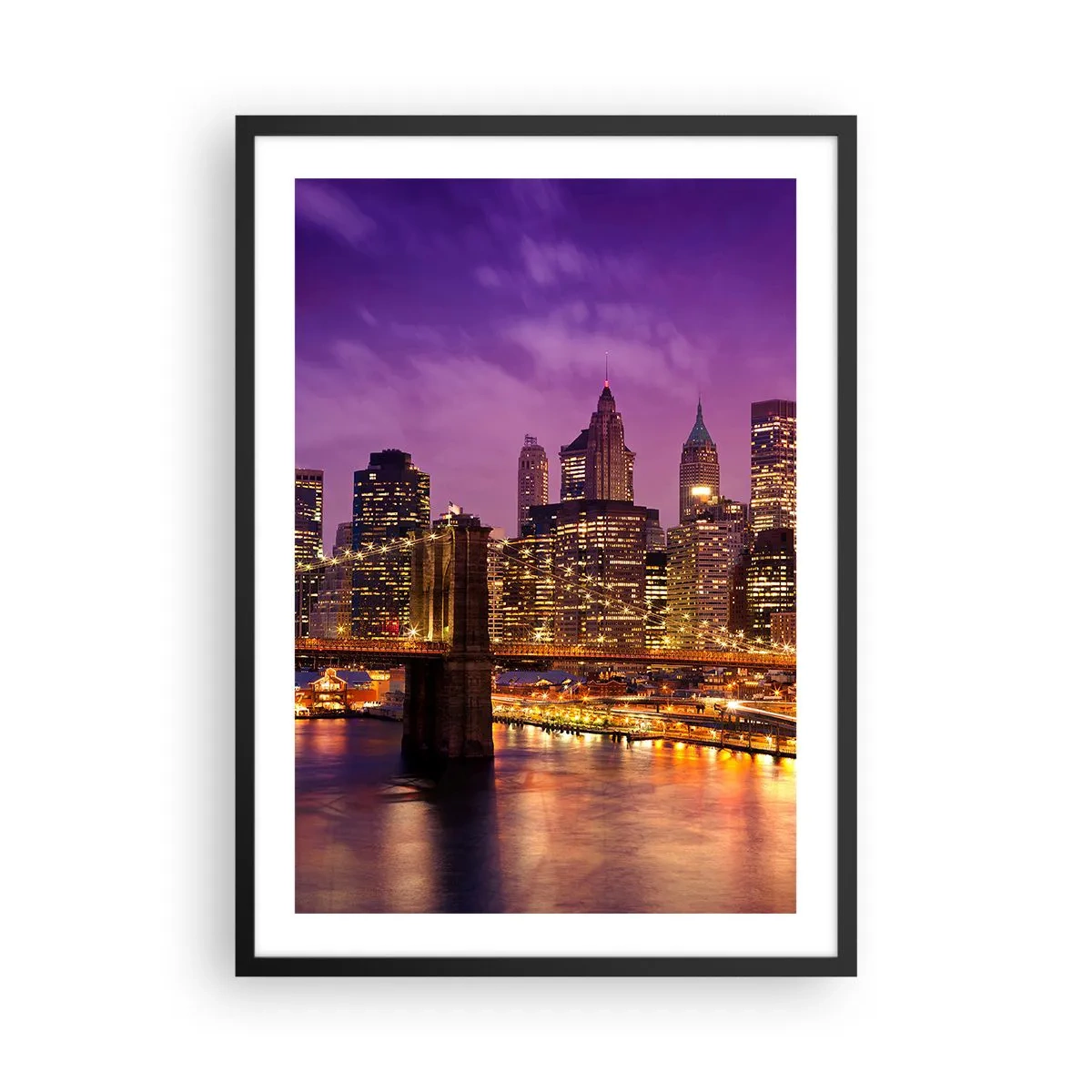 Plakát v černém rámu - Noční pohled na Brooklynský most a Manhattan ve světlech města - 50x70cm - Fialovo-zlatý Manhattan - Moderní nástěnná dekorace do obývacího pokoje a ložnice ARTTOR