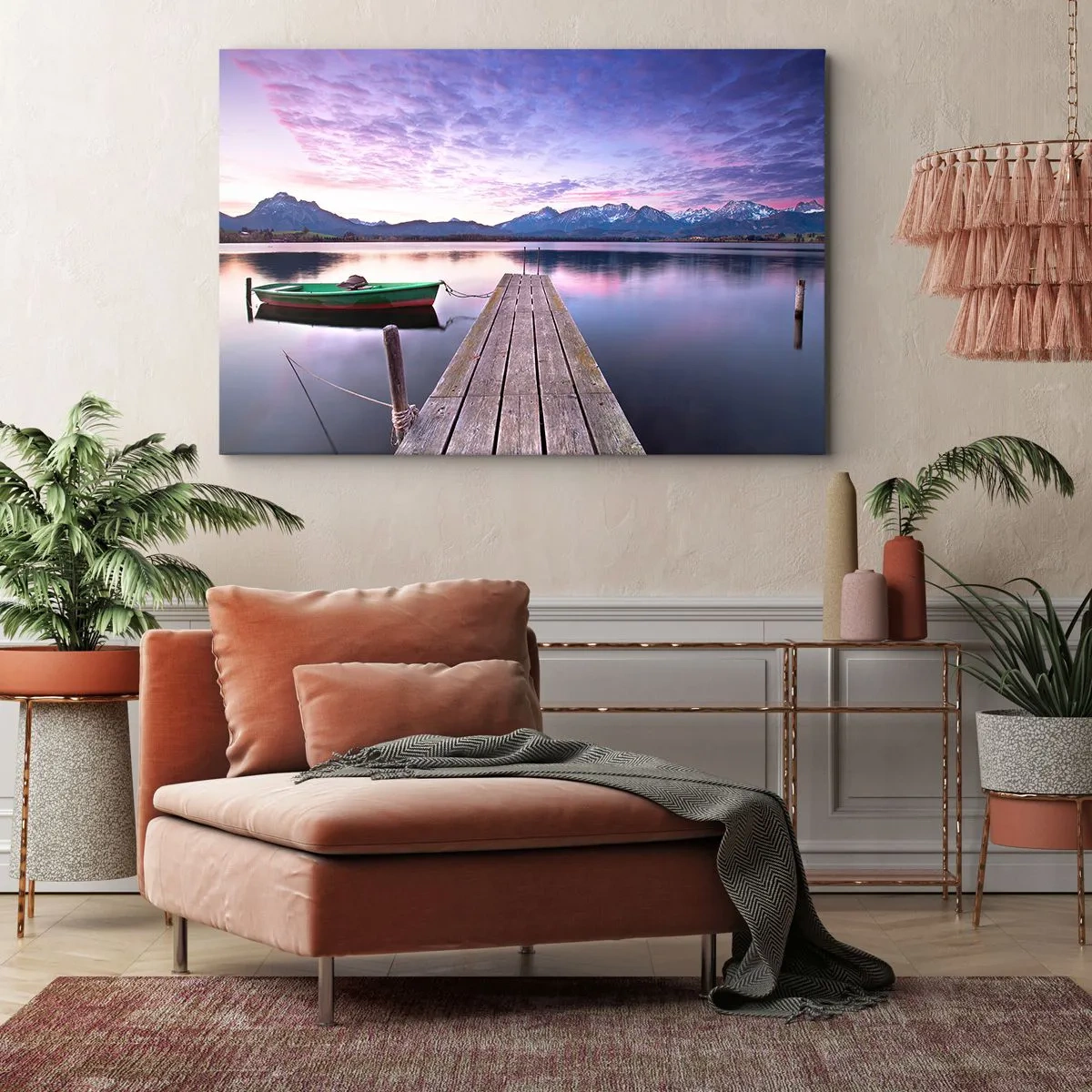 Obraz na plátně - Dřevěné molo s lodí na jezeře obklopeném horami při západu slunce - 70x50cm - Přátelské ticho - Moderní nástěnná dekorace do obývacího pokoje a ložnice ARTTOR