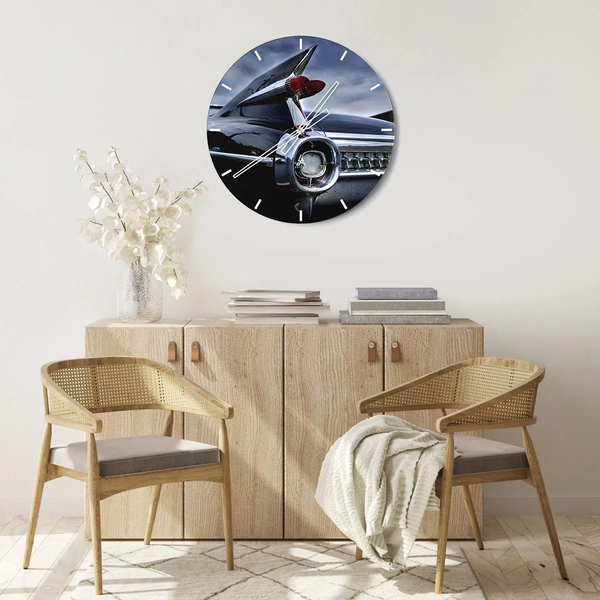 Nástěnné hodiny - Zadní pohled na klasické auto s červenými světly - 30x30cm - Právě proto krásný! - Moderní nástěnná dekorace do obývacího pokoje, kuchyně a ložnice ARTTOR