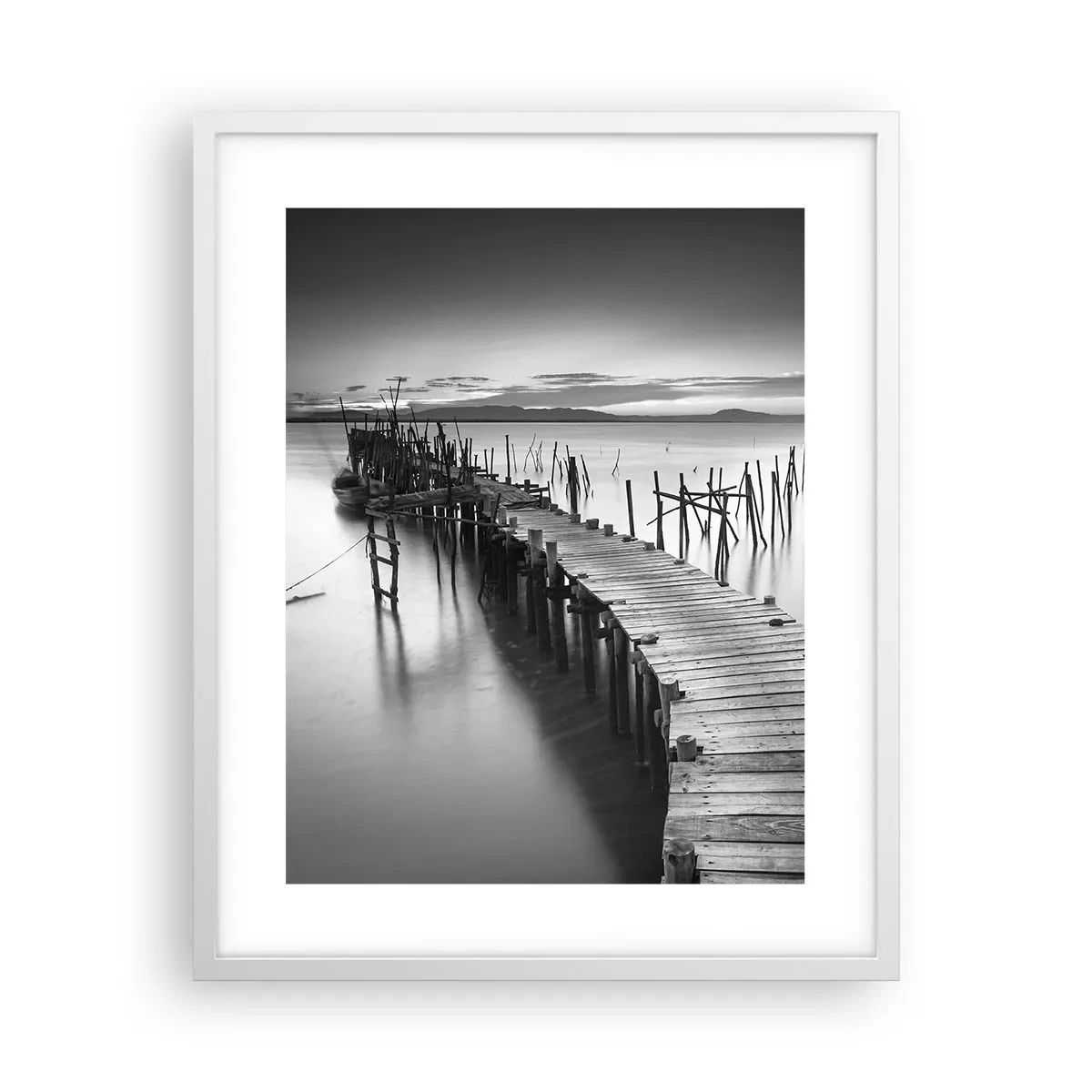 Plakát v bílém rámu - Klid zapomenutého břehu - 40x50 cm
