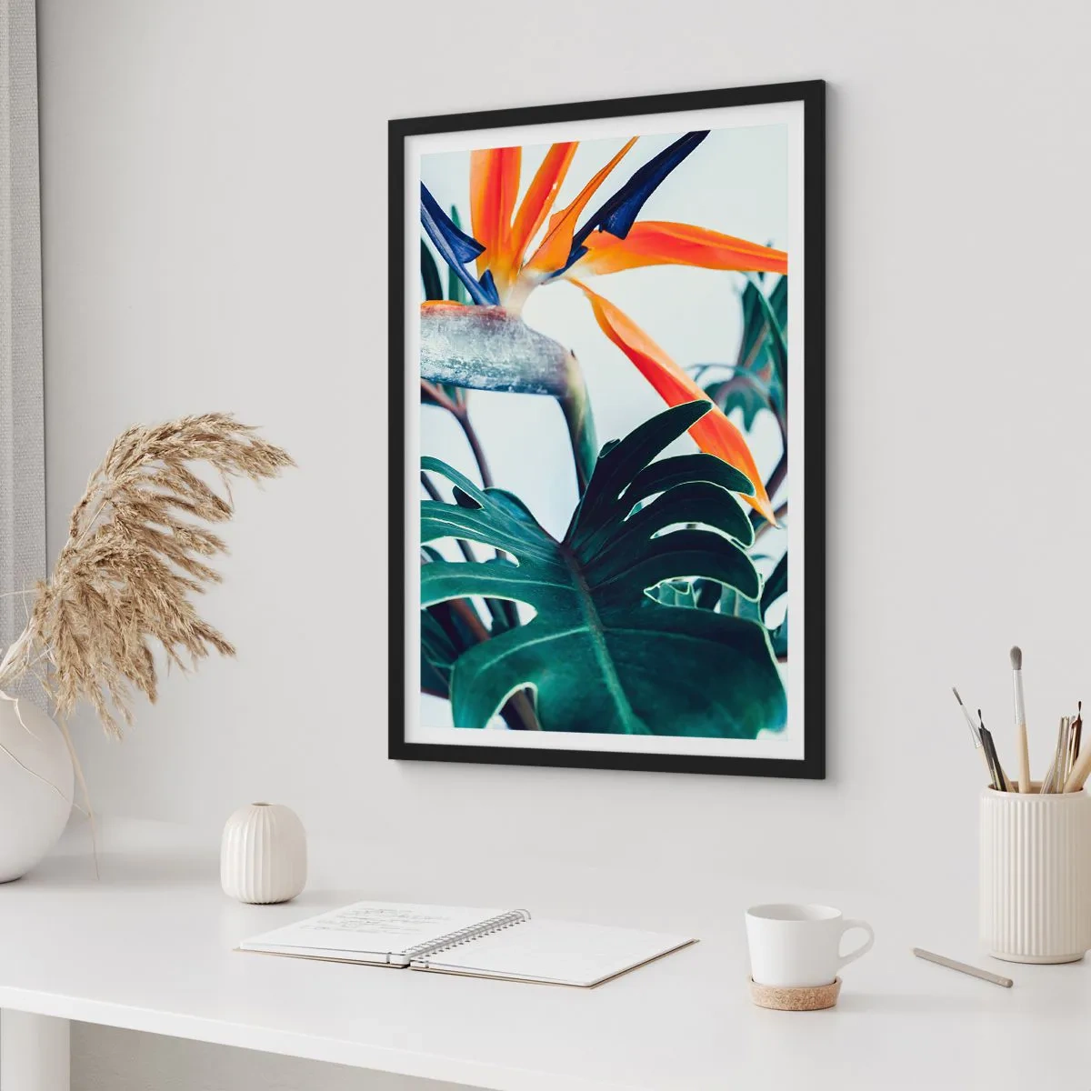Plakát v černém rámu - Detail květu strelitzie obklopeného zelenými listy - 50x70cm - Ptákeř - Moderní nástěnná dekorace do obývacího pokoje a ložnice ARTTOR