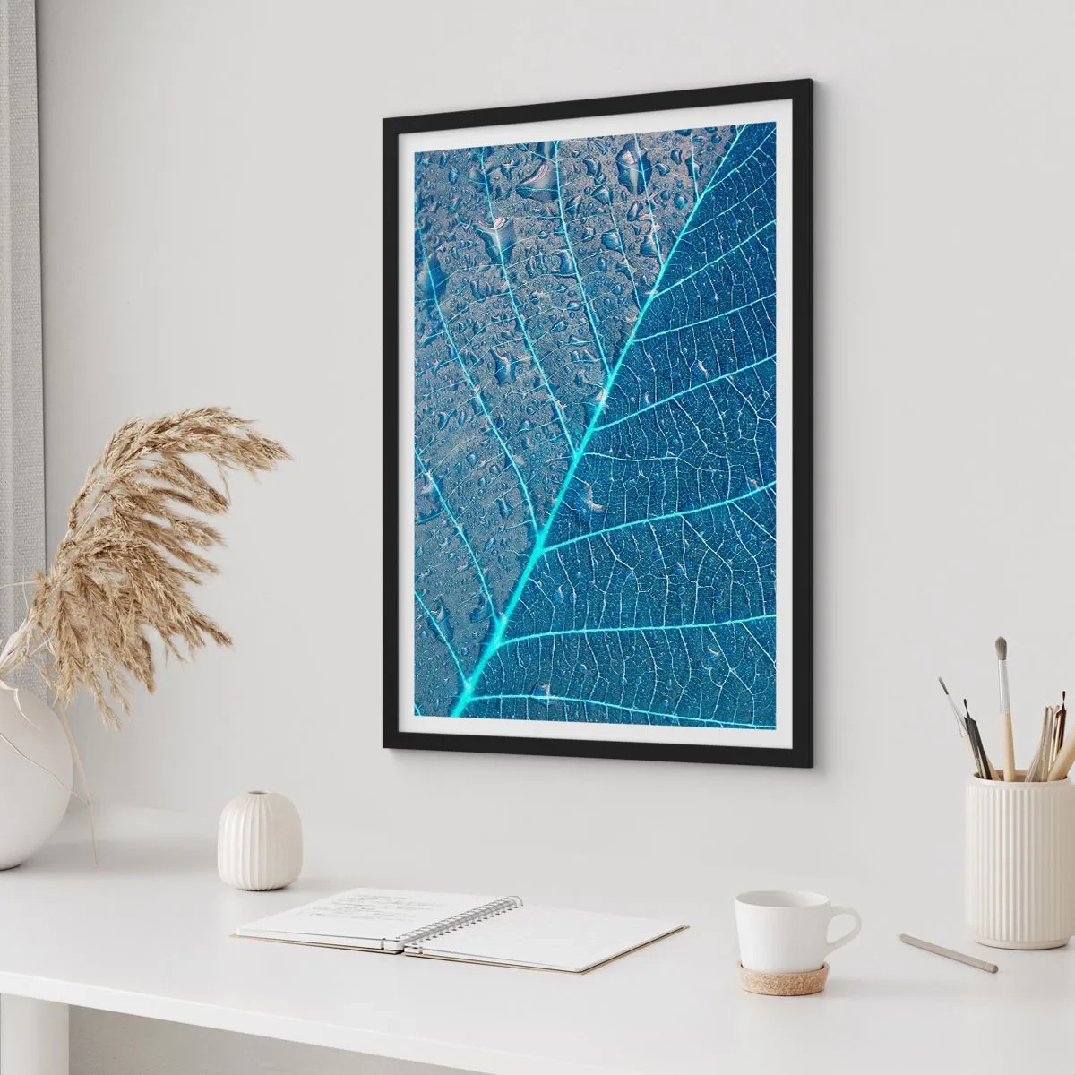 Plakát v černém rámu - Detail listu v odstínech modré - 50x70cm - Život v modři - Moderní nástěnná dekorace do obývacího pokoje a ložnice ARTTOR