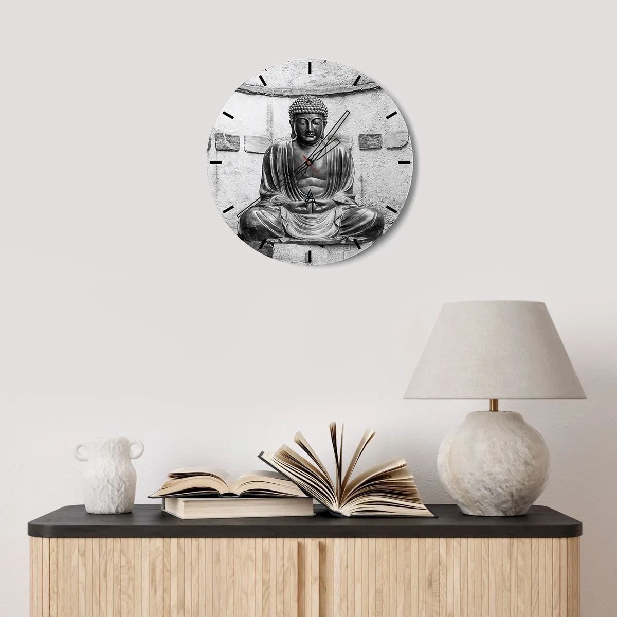 Nástěnné hodiny - Socha Buddhy v monochromatickém stylu na pozadí zdi - 30x30cm - U zdroje klidu - Moderní nástěnná dekorace do obývacího pokoje, kuchyně a ložnice ARTTOR