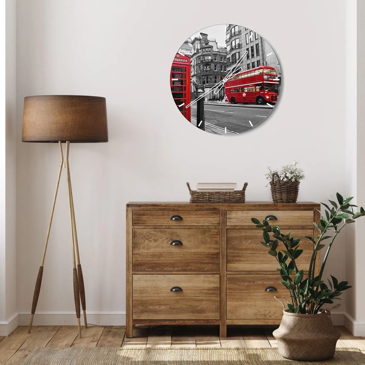Nástěnné hodiny - Červený autobus a telefonní budka na pozadí londýnských ulic. - 30x30cm - Nejčervenější v Evropě - Moderní nástěnná dekorace do obývacího pokoje, kuchyně a ložnice ARTTOR
