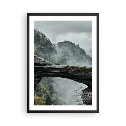 Plakát v černém rámu - Fotografie tajemného skalního mostu zahaleného mlhou v horské krajině. - 50x70cm - Dobrodružství právě začíná - Moderní nástěnná dekorace do obývacího pokoje a ložnice ARTTOR