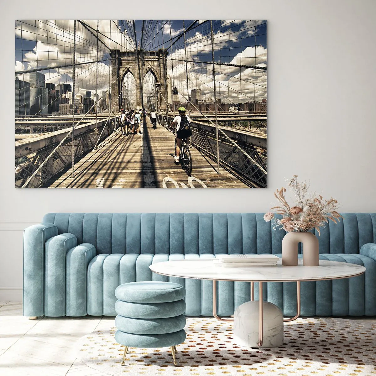 Obraz na skle - Brooklynský most za slunečného dne s chodci a cyklisty - 70x50cm - Přímo do srdce města - Moderní nástěnná dekorace do obývacího pokoje a ložnice ARTTOR